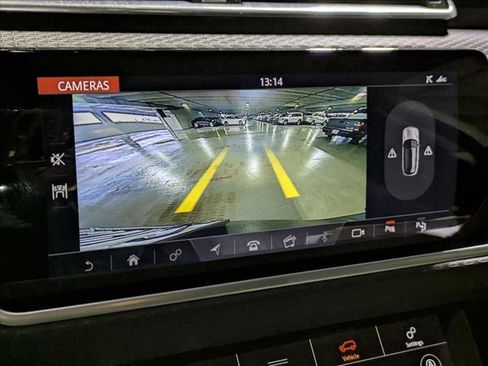 Used 2019 Land Rover Range Rover Velar R-Dynamic SE image 14