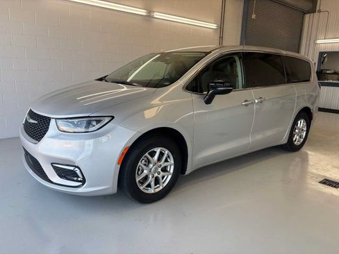 Used 2024 Chrysler Pacifica Touring-L FWD image 2