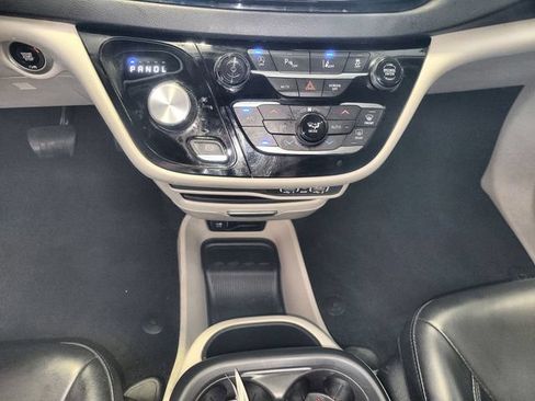 Used 2023 Chrysler Pacifica Touring-L FWD image 20