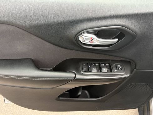 Used 2015 Jeep Cherokee Latitude AWD/4WD image 5