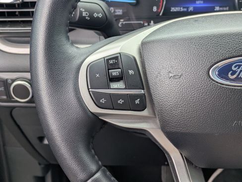 Used 2023 Ford Explorer XLT AWD/4WD image 17