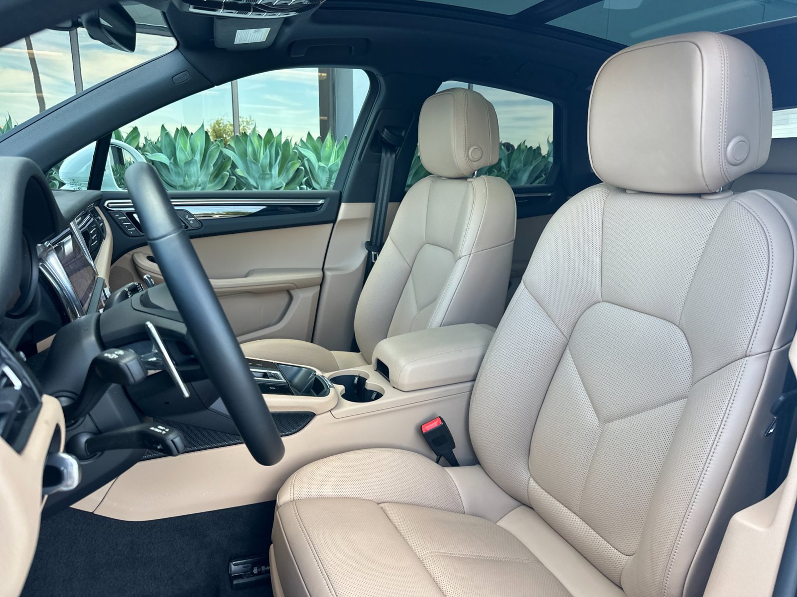Certified 2026 Porsche Macan AWD/4WD image 6