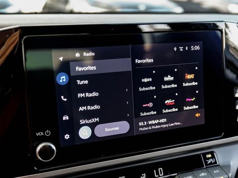 Used 2025 Toyota Camry SE FWD image 27