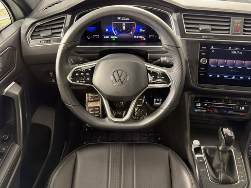 Used 2022 Volkswagen Tiguan SE R-Line image 13