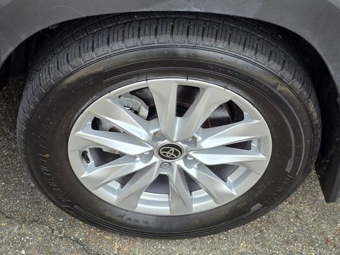 Used 2023 Toyota Corolla Cross LE FWD image 29