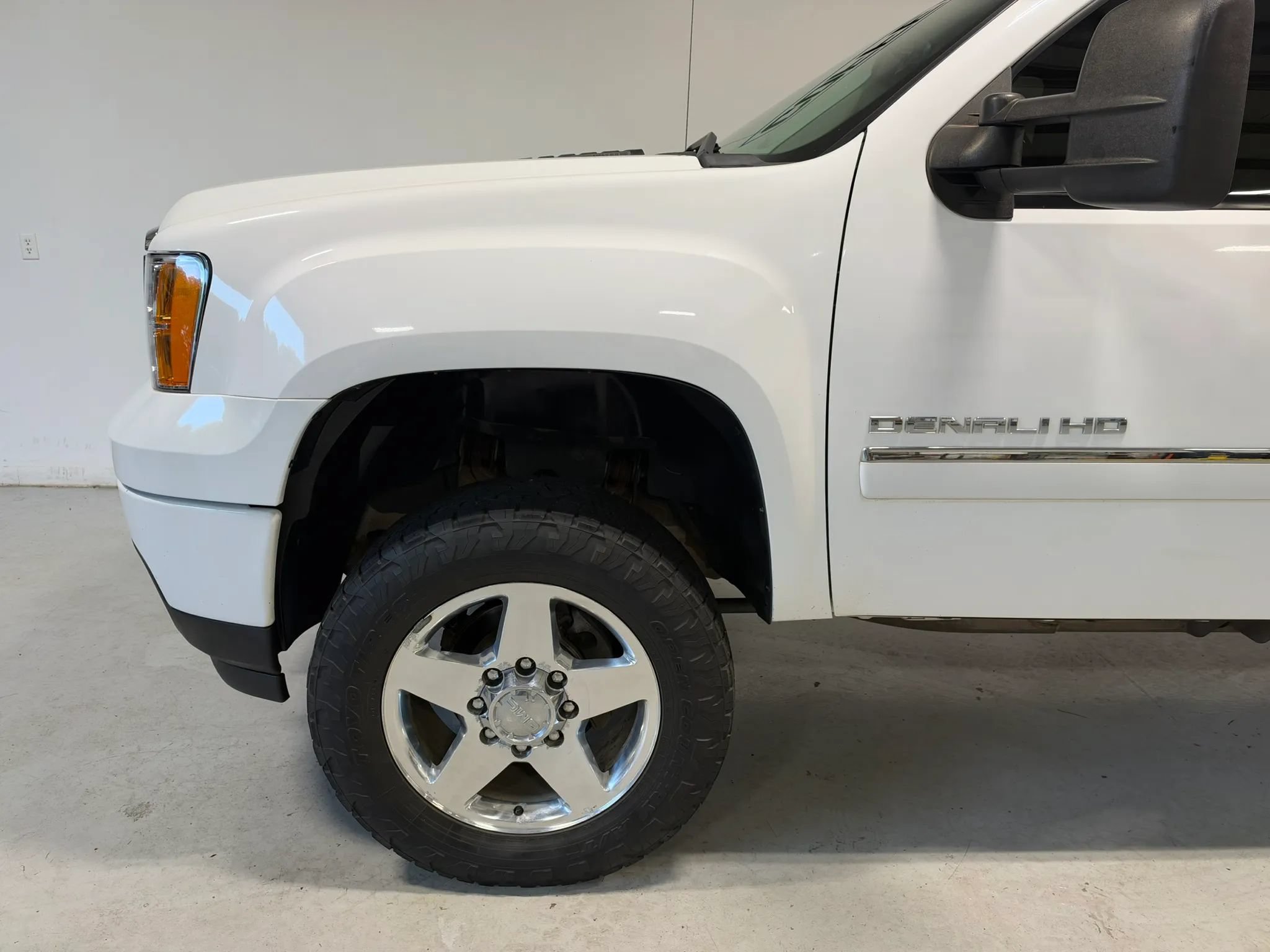 Used 2012 GMC Sierra 2500 Denali w/ Suspension Package, Off-Road AWD/4WD image 2