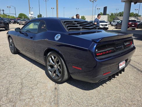 Used 2015 Dodge Challenger SXT RWD image 7