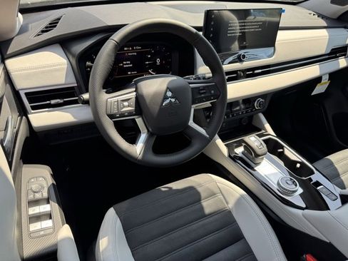 New 2025 Mitsubishi Outlander SE image 16