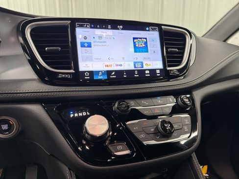 New 2026 Chrysler Pacifica Limited image 23