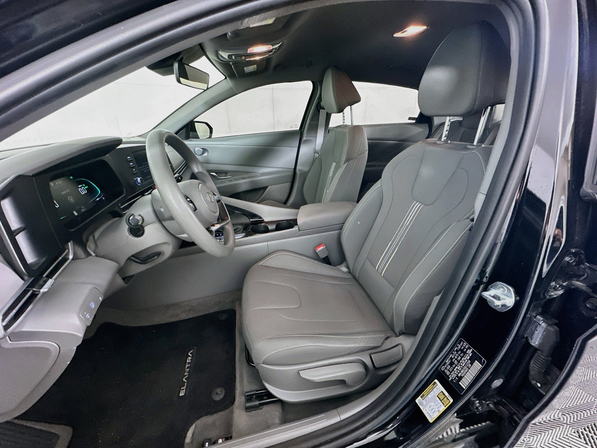 Used 2025 Hyundai Elantra Hybrid FWD image 13