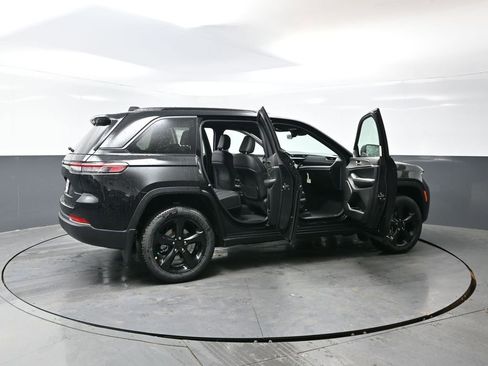 New 2026 Jeep Grand Cherokee Limited w/ Limited Altitude Package AWD/4WD image 45
