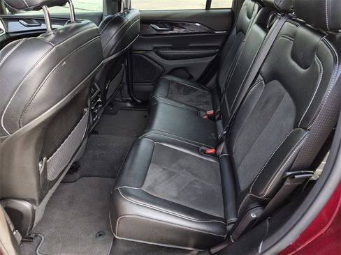 Used 2023 Jeep Grand Cherokee Altitude image 31