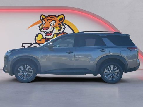 Used 2025 Nissan Pathfinder SV image 8