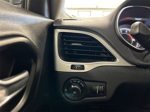 Used 2022 Jeep Cherokee Latitude w/ Sun & Sound Group image 18