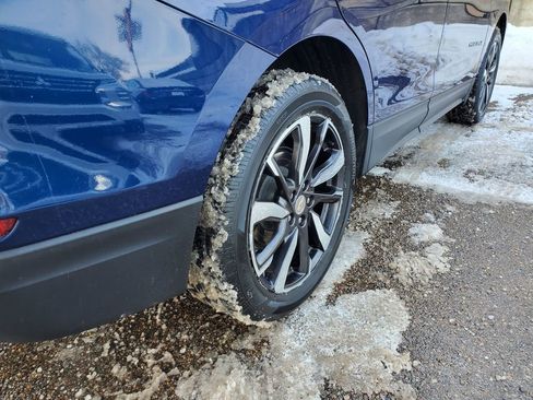 Used 2023 Chevrolet Equinox Premier image 14