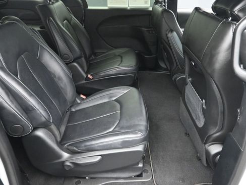 Used 2025 Chrysler Pacifica Select image 9