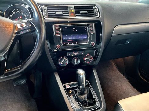 Used 2017 Volkswagen Jetta Sport FWD image 9