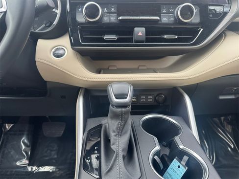 Used 2024 Toyota Highlander XLE image 11