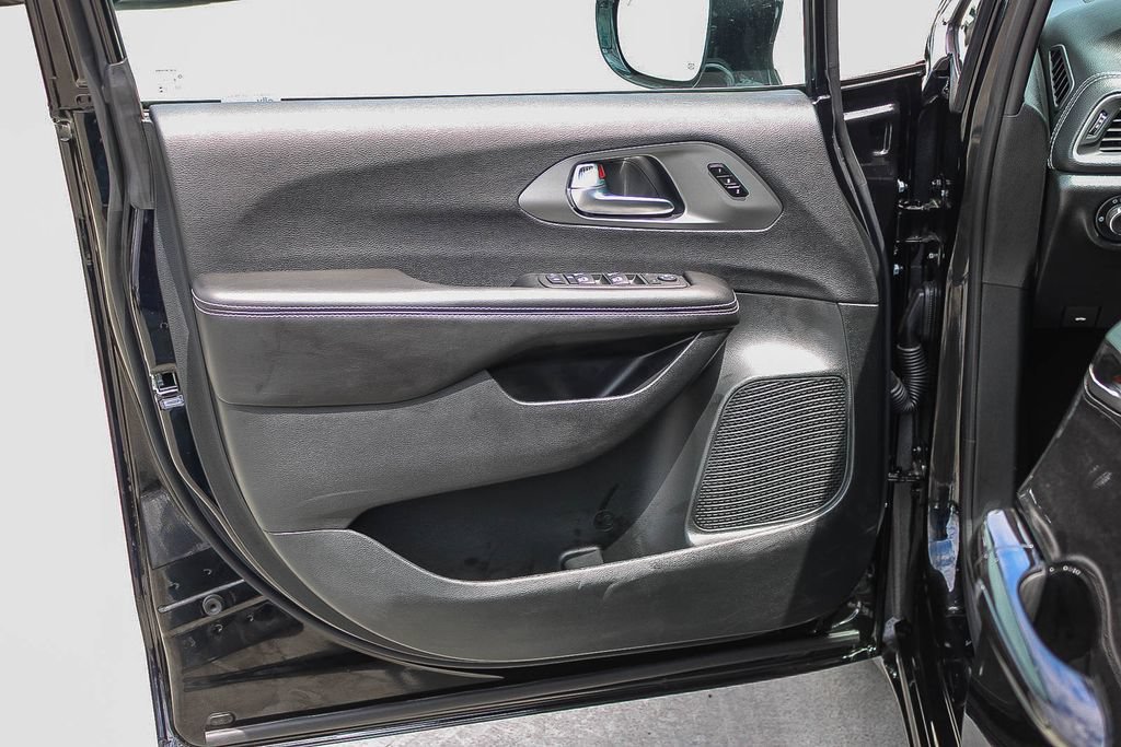 New 2027 Chrysler Pacifica Select FWD image 23