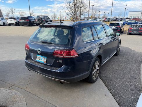 Used 2018 Volkswagen Golf Alltrack SE image 3