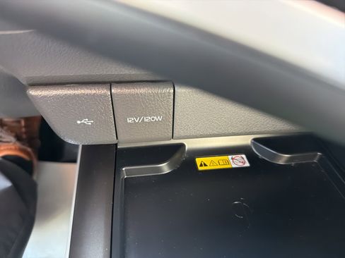 Used 2024 Toyota Camry SE image 10