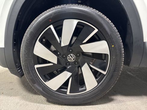 Used 2025 Volkswagen Atlas Cross Sport SE FWD image 34