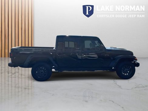 New 2025 Jeep Gladiator Sport image 10