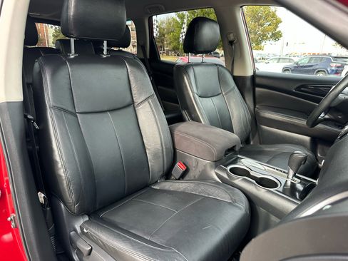 Used 2019 Nissan Pathfinder SV image 9