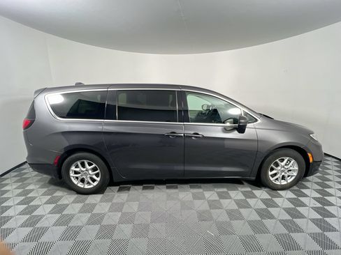Used 2023 Chrysler Pacifica Touring-L FWD image 2
