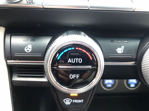 Used 2023 Genesis G70 2.0T image 17