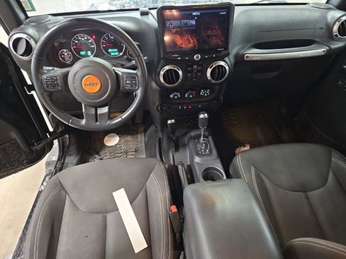 Used 2016 Jeep Wrangler Unlimited Sahara w/ Connectivity Group AWD/4WD image 9