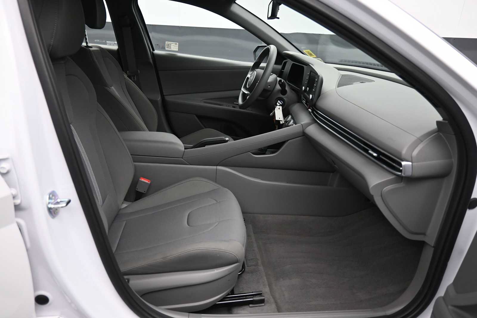 Used 2025 Hyundai Elantra SE FWD image 24