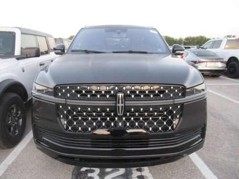 Used 2025 Lincoln Navigator Black Label image 2