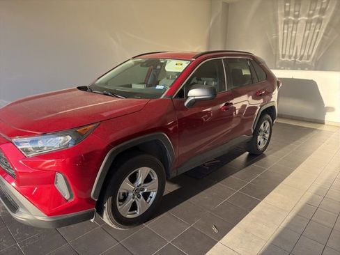 Used 2021 Toyota RAV4 LE image 1