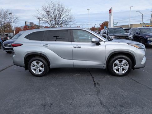 Used 2023 Toyota Highlander L image 11