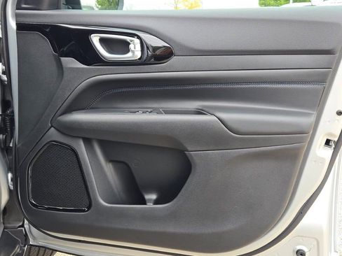 New 2026 Jeep Compass Latitude image 9