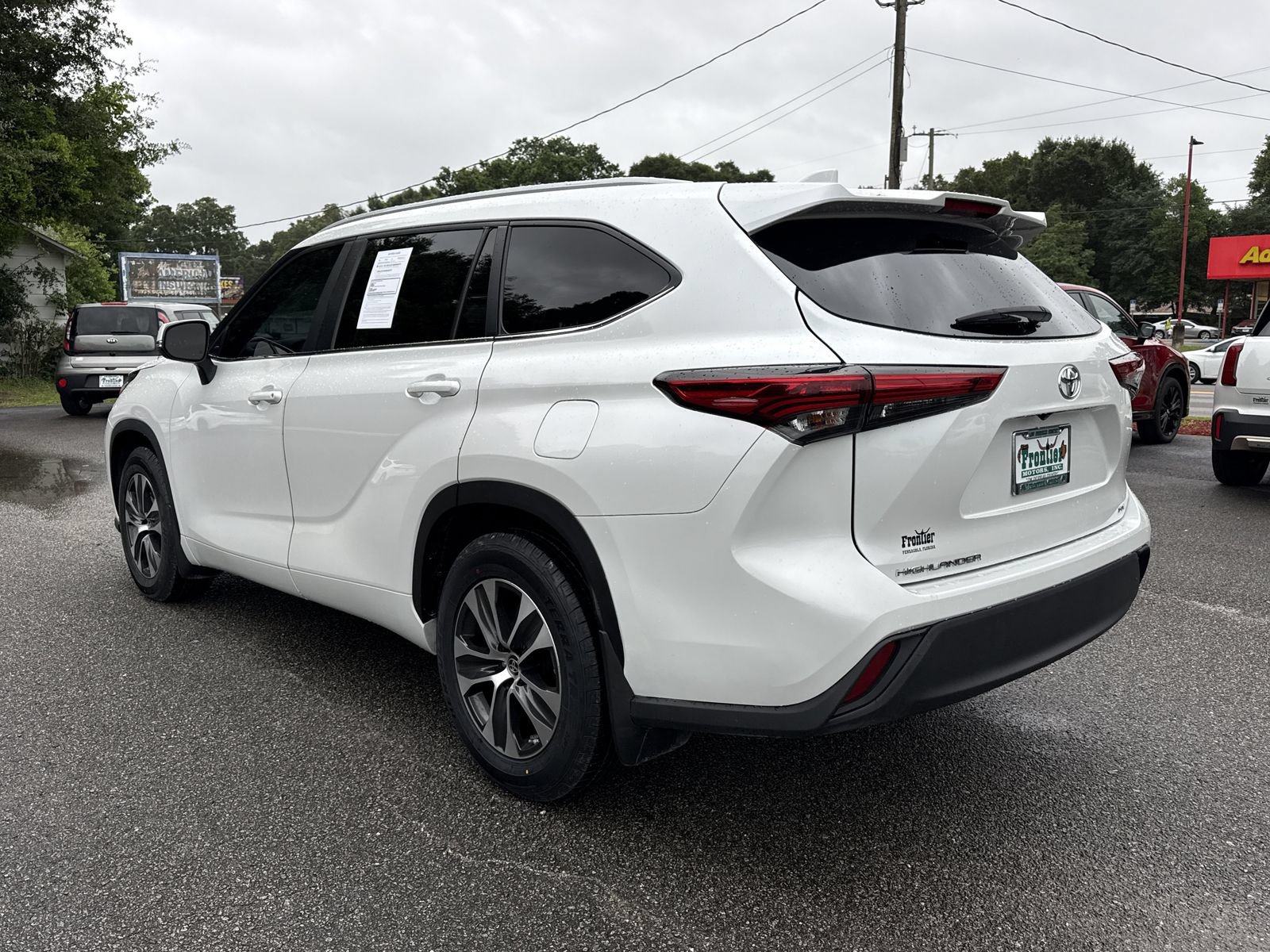Used 2023 Toyota Highlander XLE FWD image 3