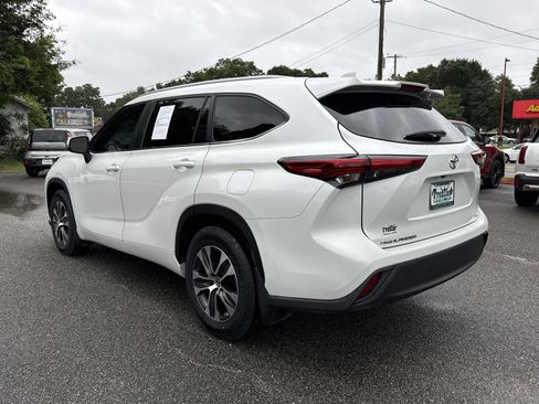 Used 2023 Toyota Highlander XLE FWD image 3
