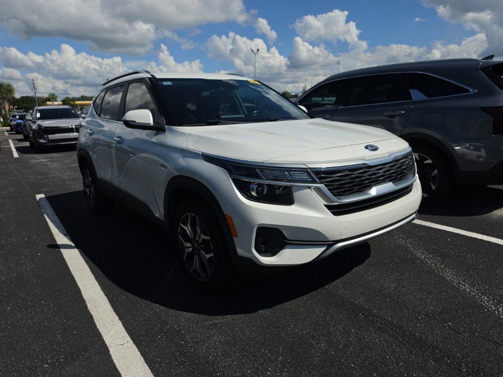 Certified 2021 Kia Seltos EX AWD/4WD image 3