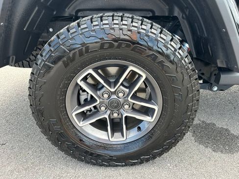 Used 2025 Jeep Gladiator Mojave AWD/4WD image 13