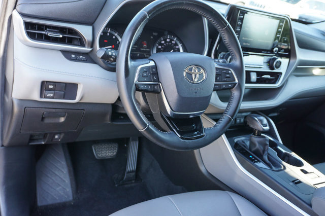 Used 2021 Toyota Highlander XLE FWD image 13