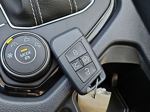 Certified 2024 Volkswagen Taos SE image 20