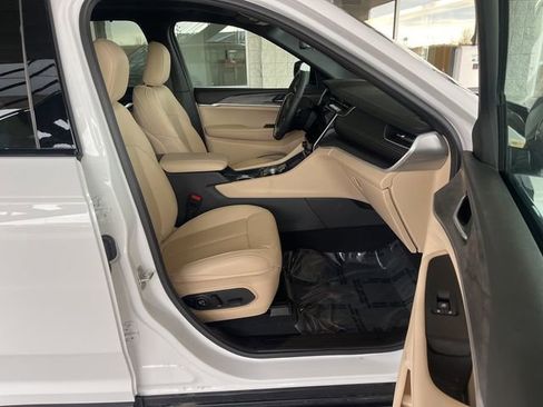 Used 2024 Jeep Grand Cherokee Limited w/ Luxury Tech Group II image 18