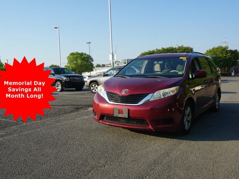Used 2013 Toyota Sienna LE w/ Towing Pkg FWD image 1