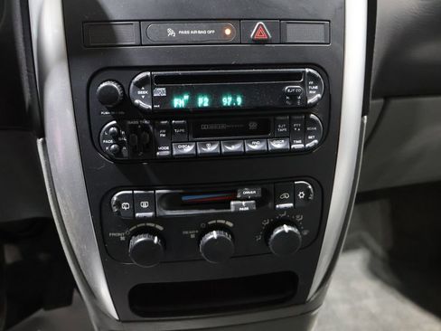 Used 2006 Chrysler Town & Country Touring image 22