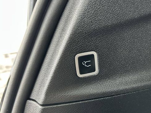 Used 2025 Chrysler Pacifica Limited FWD image 27