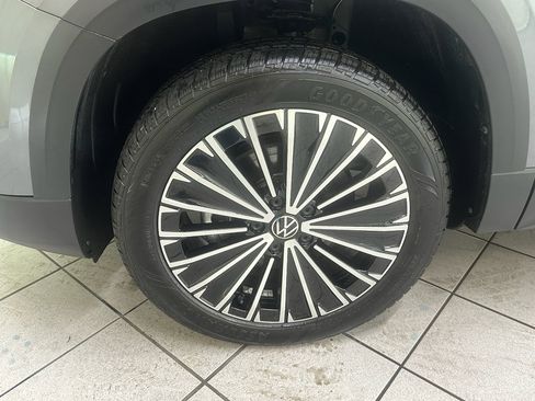 Used 2025 Volkswagen Taos SE FWD image 12