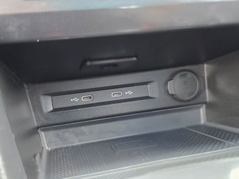 Used 2024 Volkswagen Tiguan SE image 34