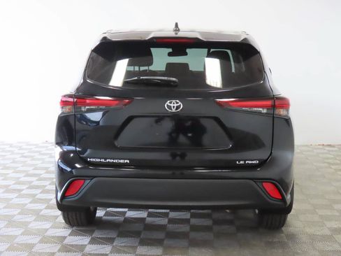 Used 2024 Toyota Highlander LE AWD/4WD image 4