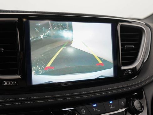Used 2025 Chrysler Pacifica Limited FWD image 28